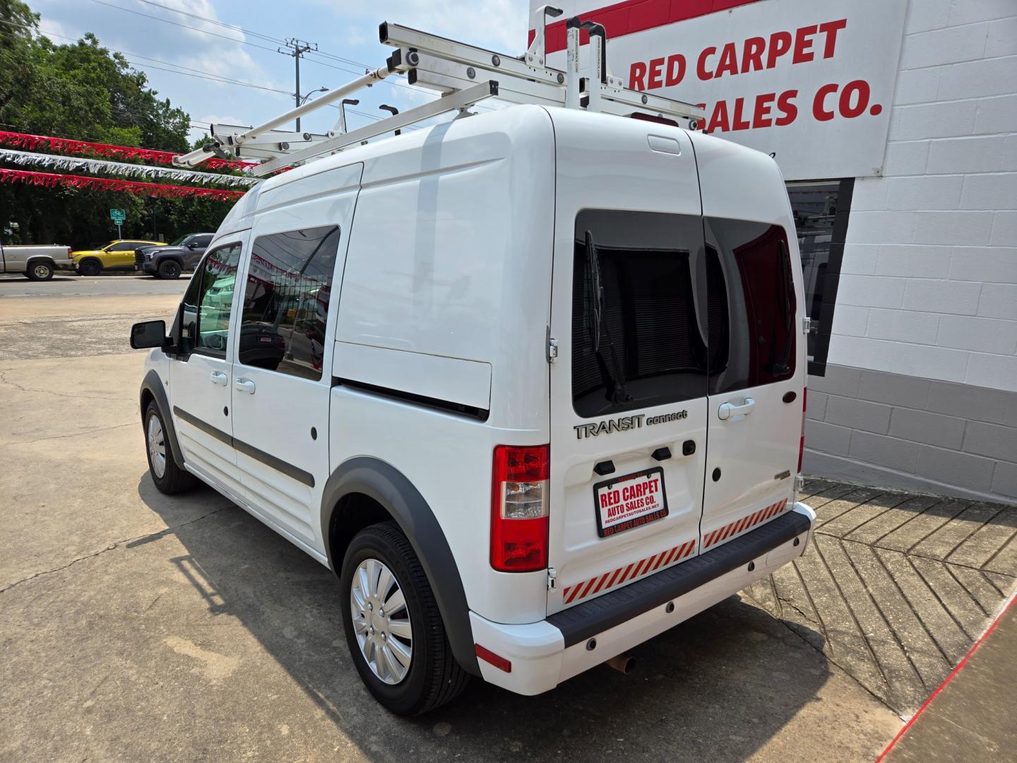 2013 WHITE /BLACK Ford Transit Connect XLT Wagon (NM0KS9BN5DT) with an 2.0L L4 DOHC 16V engine, 4-Speed Automatic transmission, located at 503 West Court, Seguin, TX, 78155, (830) 379-3373, 29.568621, -97.969803 - Photo#3